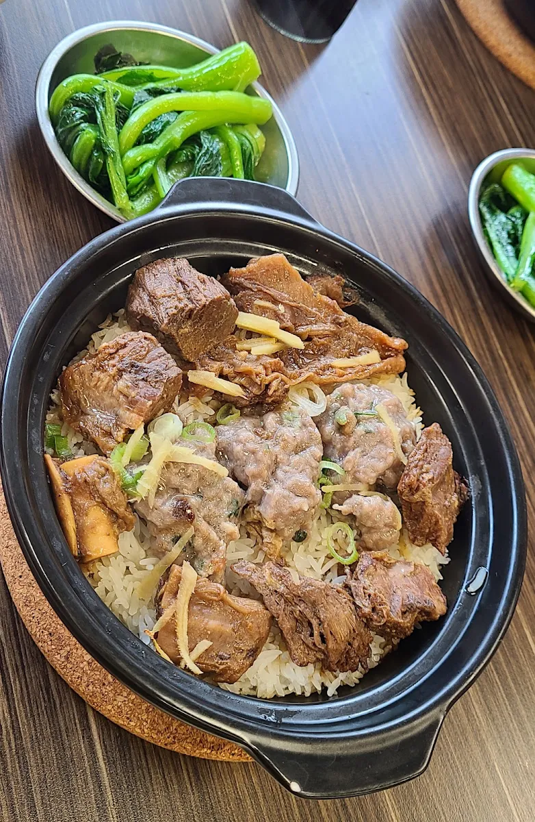 beef brisket pork rib on rice 牛腩排骨饭, 知味煲仔饭 (Yonge) Good Taste Casserole Rice
